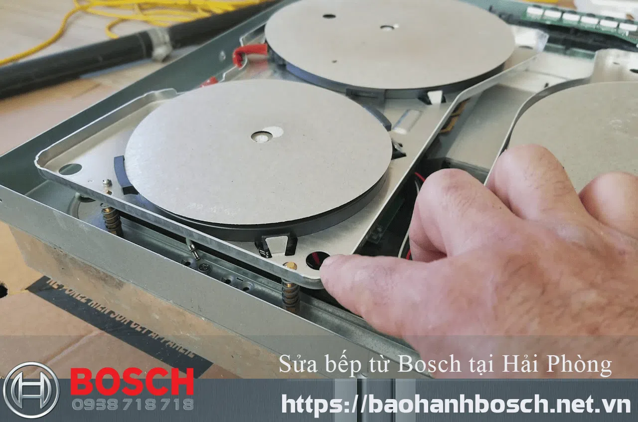 Linh kiện bếp từ Bosch đang được sửa chữa tại Hải Phòng, kỹ thuật viên thao tác sửa chữa chính xác và chuyên nghiệp.