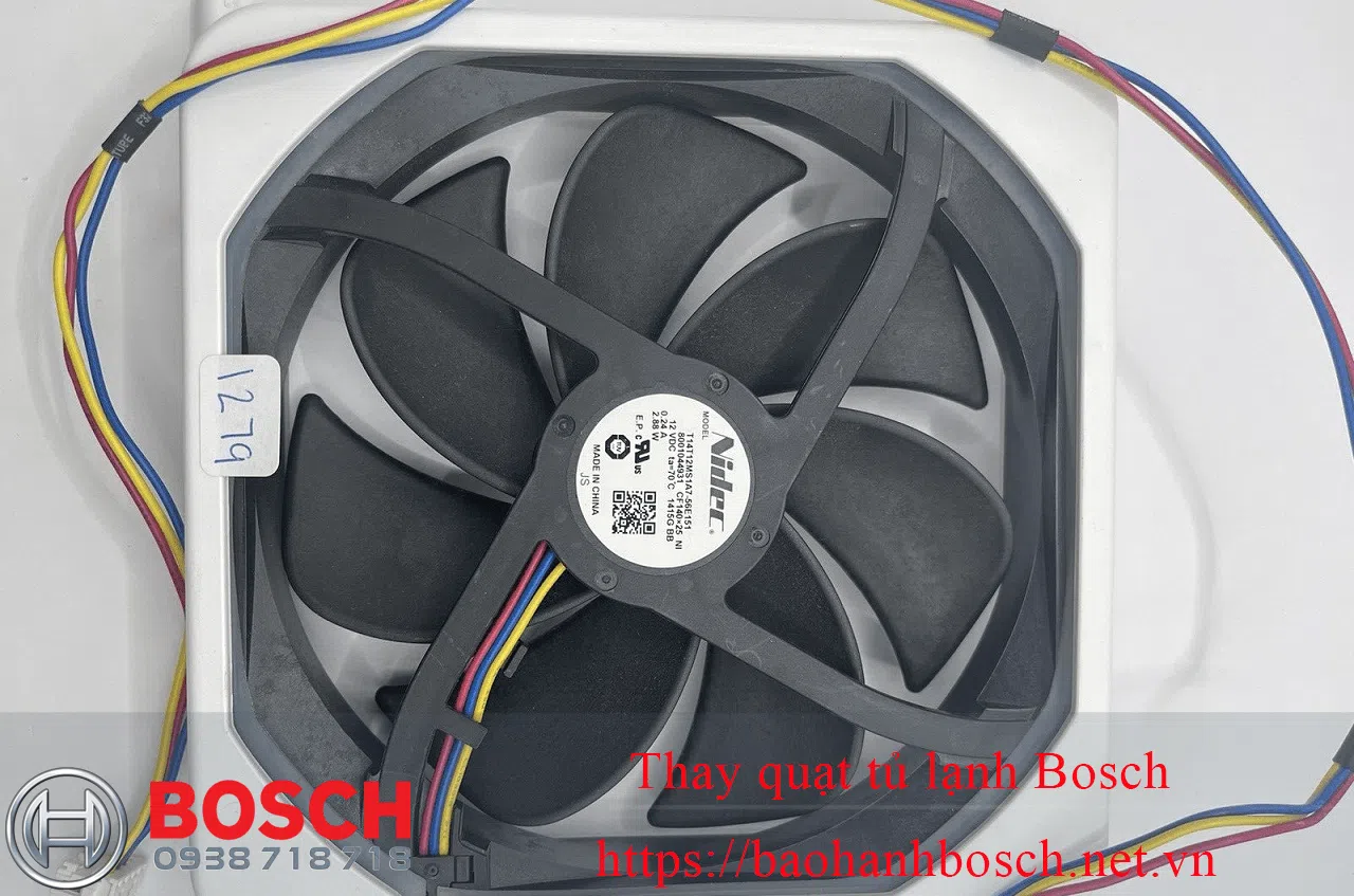 Lồng quạt tủ lạnh Bosch mới, phụ kiện thay thế chính hãng cho hệ thống làm mát tủ lạnh. Thiết kế chất lượng, phù hợp với các dòng tủ lạnh Bosch, giúp duy trì nhiệt độ ổn định, nâng cao hiệu quả làm lạnh.