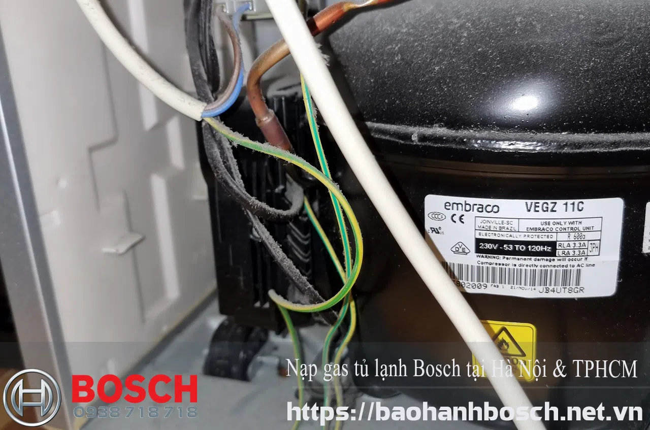 Lốc gas tủ lạnh Bosch, linh kiện máy nén gas với linh kiện dây điện bên trong thiết bị làm lạnh.