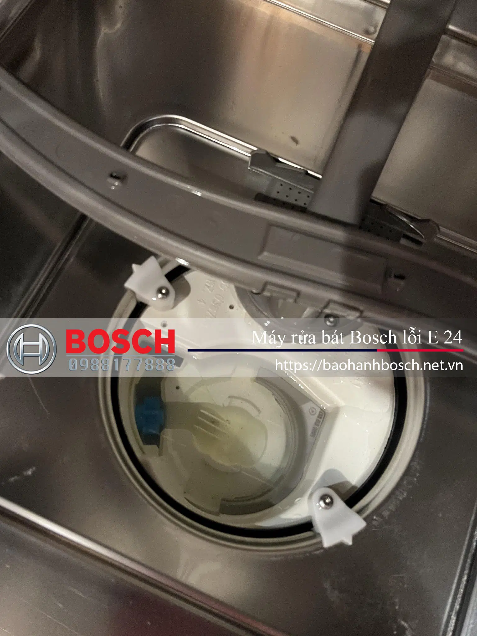 Ống cấp nước và bộ lọc trong máy rửa bát Bosch lỗi E 24, chuẩn bị sửa chữa và bảo hành. Địa chỉ uy tín cung cấp dịch vụ bảo hành Bosch chính hãng tại Việt Nam.