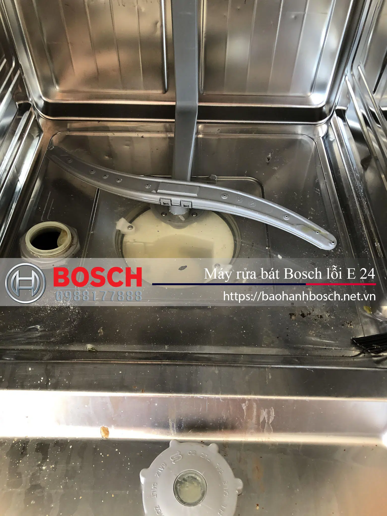 Linh kiện thay thế bên trong máy rửa bát Bosch lỗi E 24. Minh chứng cho dịch vụ bảo hành Bosch chính hãng, đảm bảo sửa chữa và bảo trì máy rửa bát Bosch hiệu quả, uy tín tại Việt Nam.